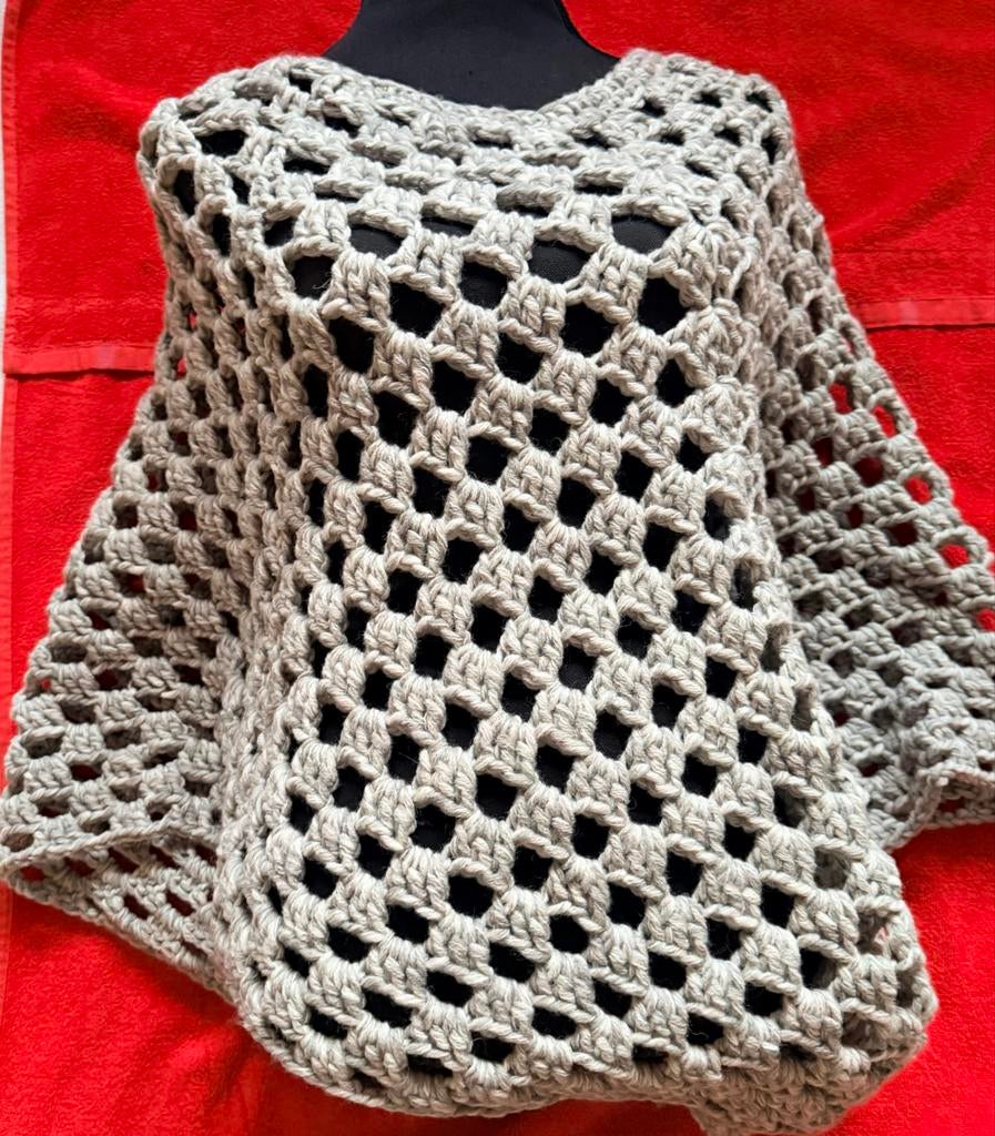 Chique gehaakte poncho - Zo goed als nieuw. Maat XL., Kleding | Dames, Overige Dameskleding, Ophalen of Verzenden, Zo goed als nieuw