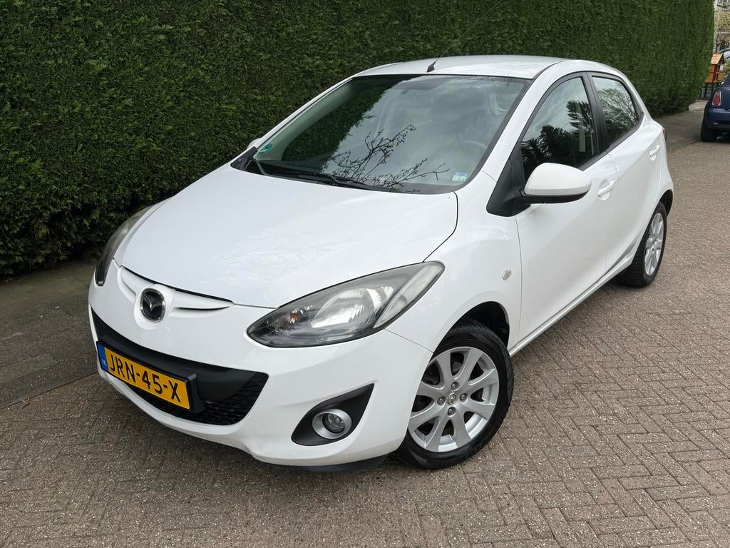 Mazda 2 1.3 84pk 5D 2010 Wit nw APK April 2027, Auto's, Mazda, Voorwielaandrijving, Stof, 978 kg, Zwart
