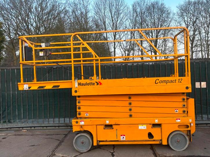 Haulotte Compact 12 12m schaarlift hoogwerker Haulotte, Zakelijke goederen, Machines en Bouw | Liften, Steigers en Ladders