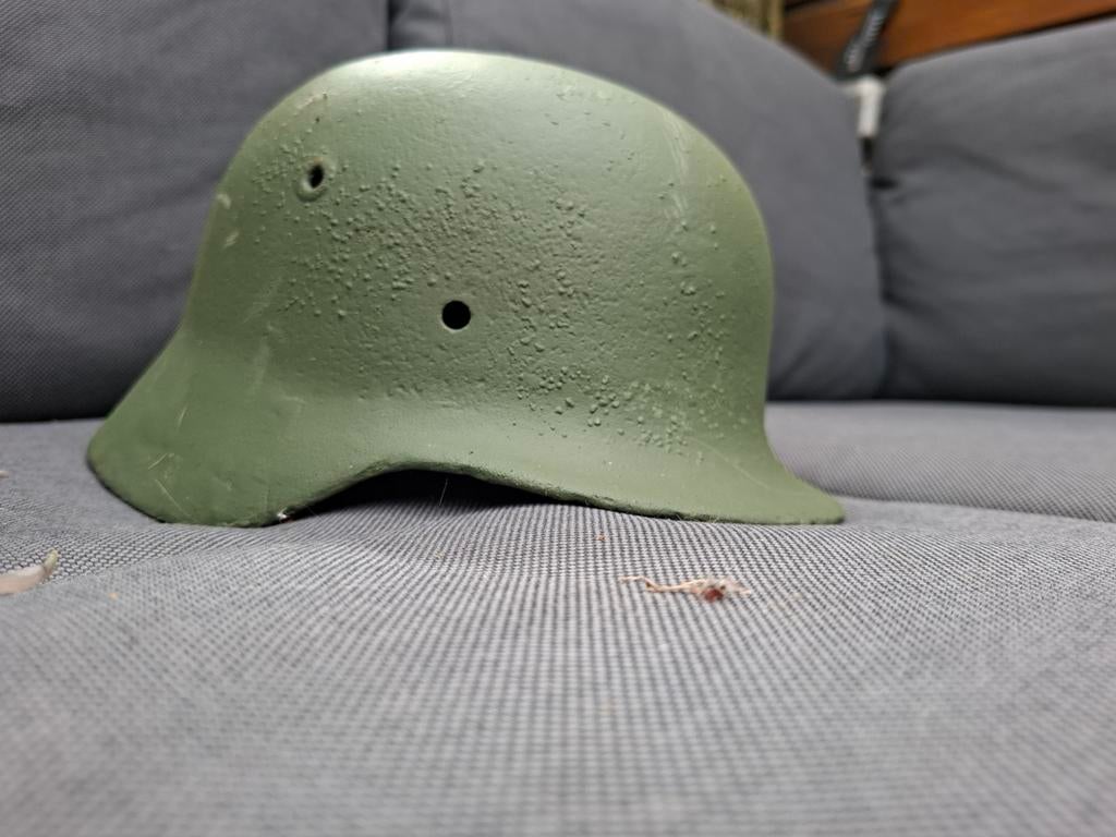Originele Duitse M35 helm, overschilderd, Ophalen of Verzenden, Landmacht, Duitsland, Helm of Baret