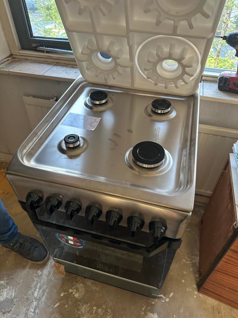 Indesit gasfornuis met oven, Witgoed en Apparatuur, Fornuizen, Ophalen, Gebruikt, 4 kookzones, Gas