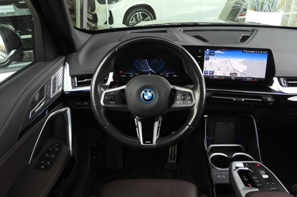 BMW iX1 xDrive30 High Executive M Sport / Panoramadak / Trek, Auto's, BMW, Gebruikt, Zwart, Met garantie (alle), 24 min