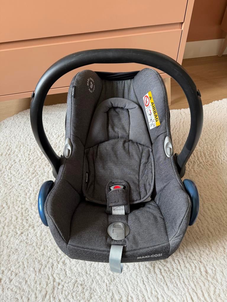 Maxi Cosi Pebble met zonneklep en newborn inzet, Kinderen en Baby's, Autostoeltjes, Ophalen, Autogordel of Isofix, Gebruikt, Zijbescherming