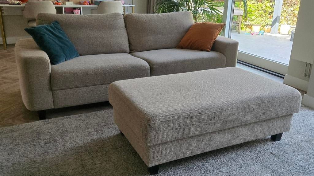 Comfortabele bank met hocker; gemêleerde beige stof, Huis en Inrichting, Banken | Bankstellen, Ophalen, Gebruikt, Hoekbank, 75 tot 100 cm