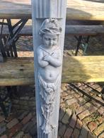 Hout pilaar met engel komt uit een schauw, Tuin en Terras, Tuinbeelden, Ophalen