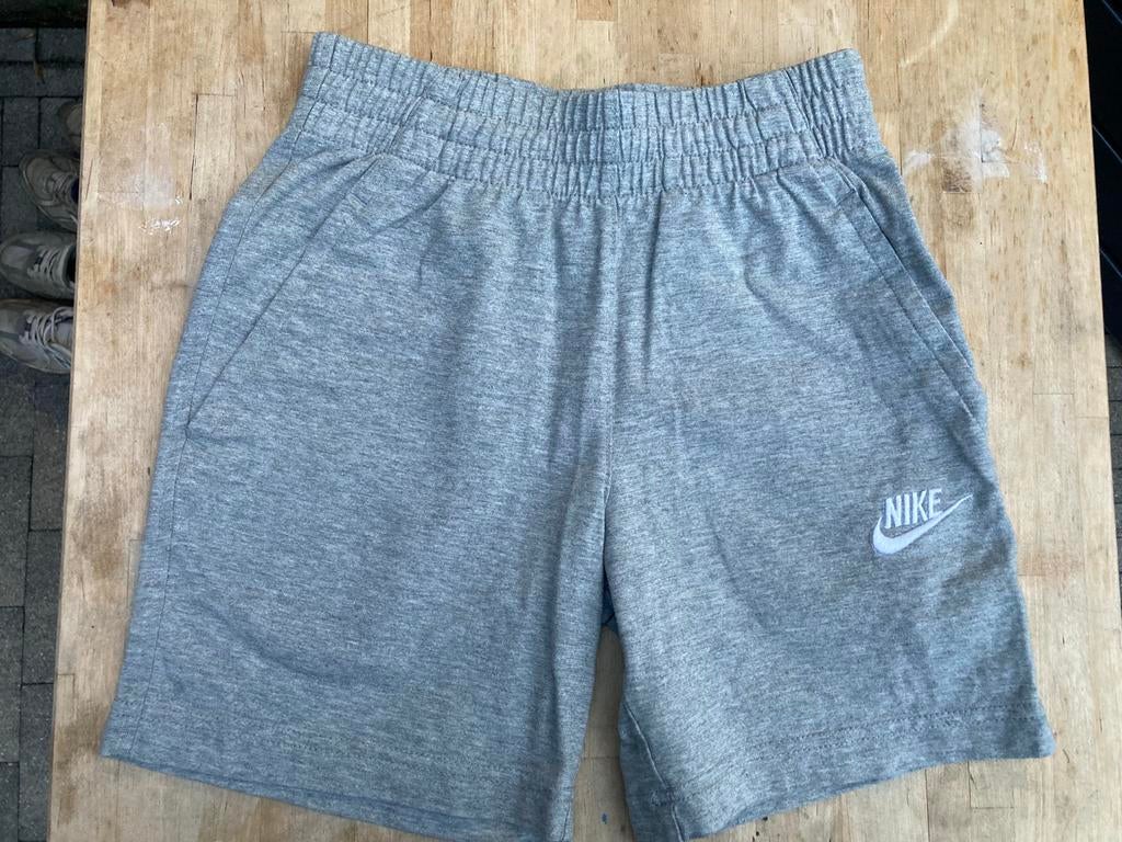 Nike korte broek maat 128, Kinderen en Baby's, Kinderkleding | Maat 128, Ophalen, Zo goed als nieuw, Jongen, Broek