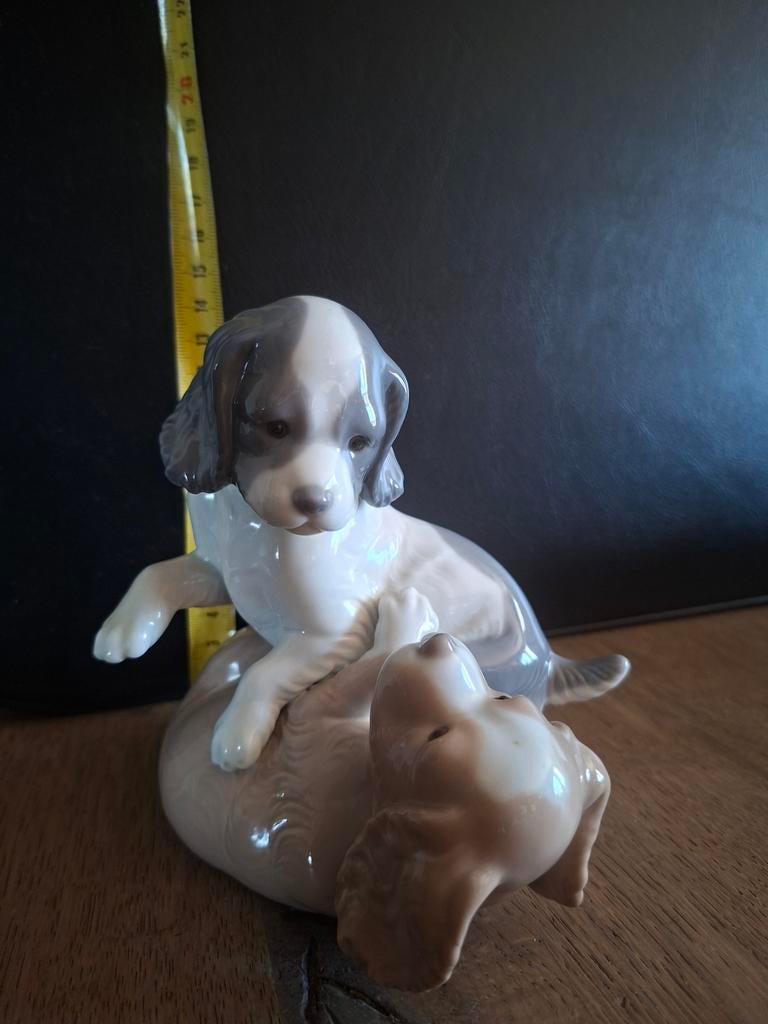NAO Lladro porseleinen beeldje - spelende puppy's, Verzamelen, Beelden en Beeldjes, Ophalen of Verzenden, Zo goed als nieuw