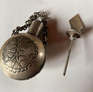 Antiek Parfumflesje met Ketting beschikbaar voor biedingen