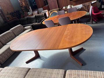 Vintage eettafel hout rond ovaal uitschuifbaar beschikbaar voor biedingen
