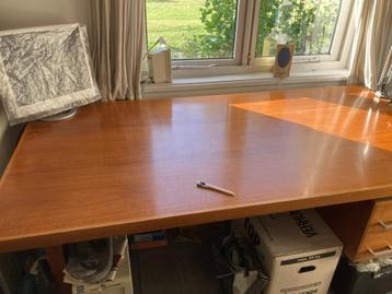 bureau met stoel beschikbaar voor biedingen