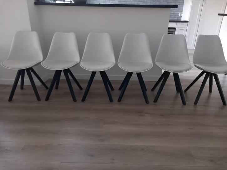 6 eetkamerstoelen | Wit kuipje incl kussen | zwart onderstel, Huis en Inrichting, Stoelen, Zo goed als nieuw, Vijf, Zes of meer stoelen