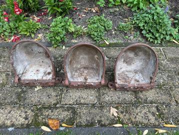 Te koop: Antieke gietijzeren dierendrinkbakken (3) beschikbaar voor biedingen
