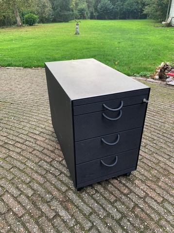 Metalen verrijdbaar ladekastje  beschikbaar voor biedingen