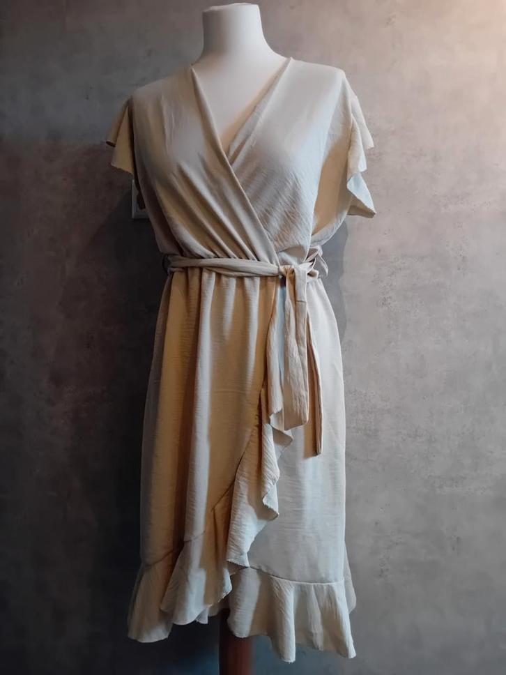 > Mooi jurkje, Musthaves by Elja!, Kleding | Dames, Jurken, Zo goed als nieuw, Maat 42/44 (L), Beige, Knielengte, Ophalen of Verzenden