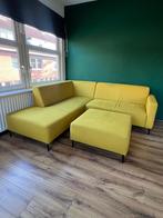 Goossens hoekbank links met hocker, Huis en Inrichting, Banken | Bankstellen, Ophalen, Gebruikt, Saffraan hoekbank met metalen zwarte poedercoat poten