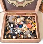 Houten sigarenkist vol vintage knopen | 1940-1970, Ophalen of Verzenden, Gebruikt, Knoop of Knopen