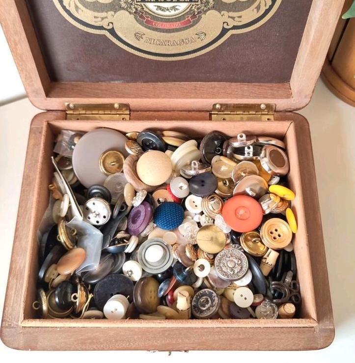 Houten sigarenkist vol vintage knopen | 1940-1970, Hobby en Vrije tijd, Naaien en Fournituren, Gebruikt, Knoop of Knopen, Ophalen of Verzenden