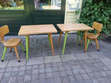 2 Schoolkindertafels en stoeltjes beschikbaar voor biedingen