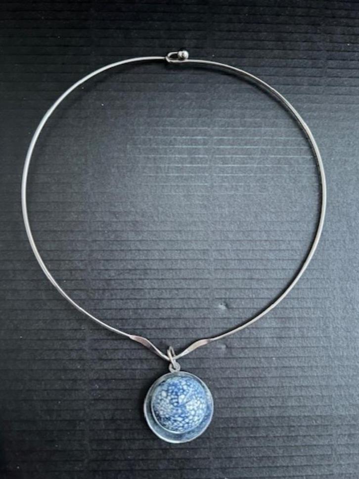 Ebba Jensen modernistische hanger ketting spang neckring, Sieraden, Tassen en Uiterlijk, Kettingen, Zo goed als nieuw, Overige materialen