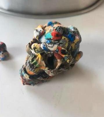 Handgemaakte kleurrijke schedeltjes beschikbaar voor biedingen