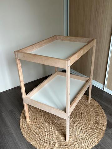 Houten Commode met Opstaande Rand beschikbaar voor biedingen