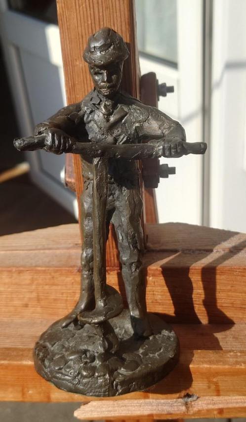 Jaap Hartman (1950) Werken met een drill. ~1980 brons, Antiek en Kunst, Kunst | Beelden en Houtsnijwerken, Ophalen of Verzenden