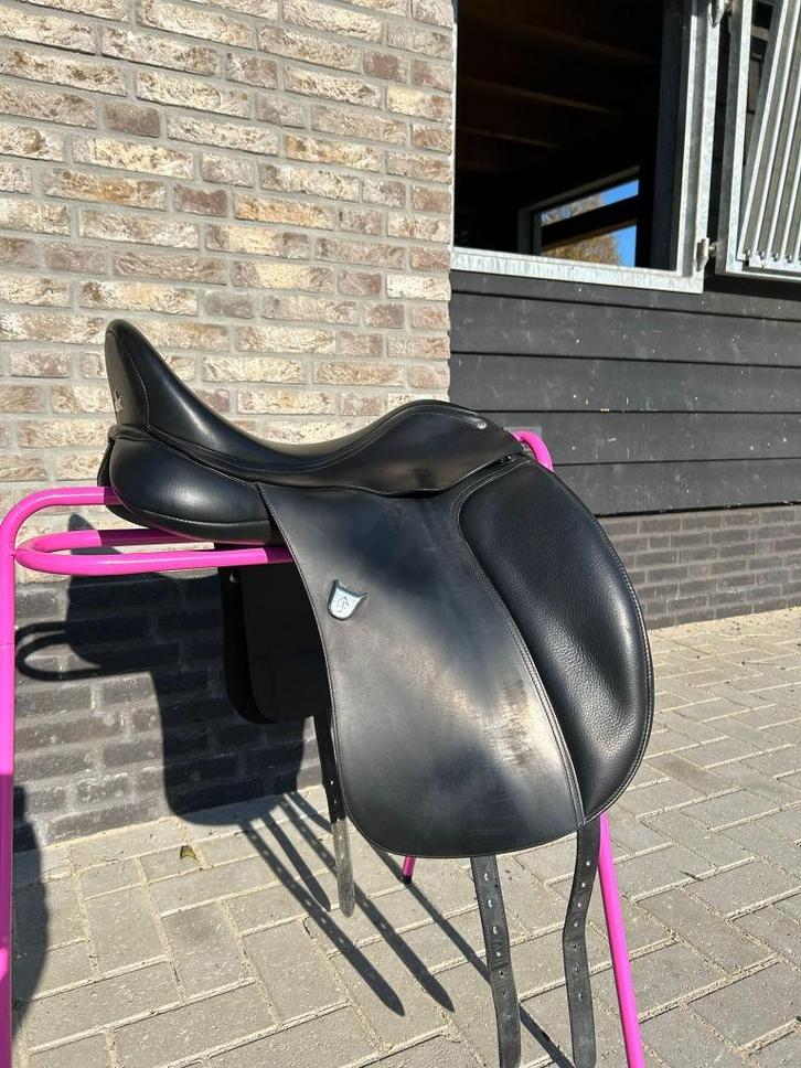 Bates 17 inch dressuurzadel in zeer goede staat, Dieren en Toebehoren, Paarden en Pony's | Zadels, Zo goed als nieuw, Dressuur