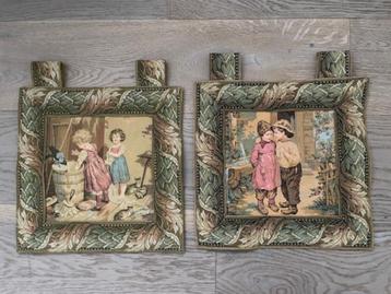 2 x vintage geborduurde lapjes met lussen. Wandkleedjes beschikbaar voor biedingen