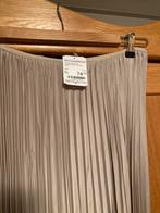 Plissé rok parelmoer kleur/ zand kleur, Kleding | Dames, Rokken, Beige, Ophalen of Verzenden, Zo goed als nieuw, Onder de knie