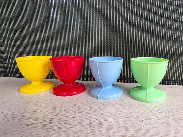 4 plastic vintage eierdopjes eierhouders, Verzamelen, Retro, Huis en Inrichting, Ophalen of Verzenden