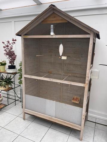 Grote houten volière beschikbaar voor biedingen