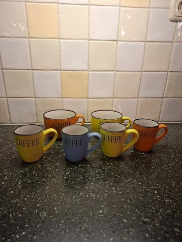 Retro soepkommen en 4 bekers beschikbaar voor biedingen