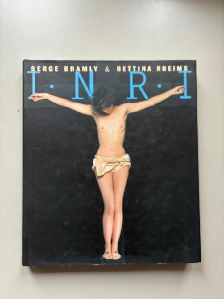 INRI - Bettina Rheims & Serge Bramly, Boeken, Kunst en Cultuur | Fotografie en Design, Zo goed als nieuw, Fotografen, Ophalen of Verzenden