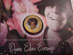 Dame Edna Everage - 50 Jaar Jubileum Envelop, Postzegels en Munten, Penningen en Medailles, Ophalen of Verzenden, Overige materialen