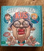 Geef Oma een Kus - Leuk familiespel!, Hobby en Vrije tijd, Gezelschapsspellen | Bordspellen, Een of twee spelers, Ophalen of Verzenden