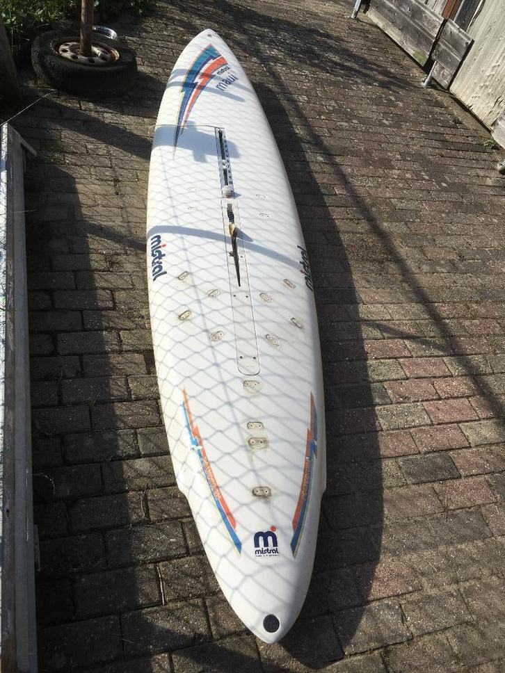 Oude Mistral surfplank gratis ophalen, Watersport en Boten, Windsurfen, Gebruikt, Plank, 300 cm of meer, Minder dan 5 m², Ophalen