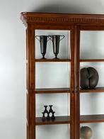 Vitrinekast boekenkast Eichholtz klassiek eiken, Huis en Inrichting, Ophalen, Zo goed als nieuw, 25 tot 50 cm