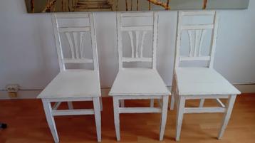 3 houten stoelen  beschikbaar voor biedingen