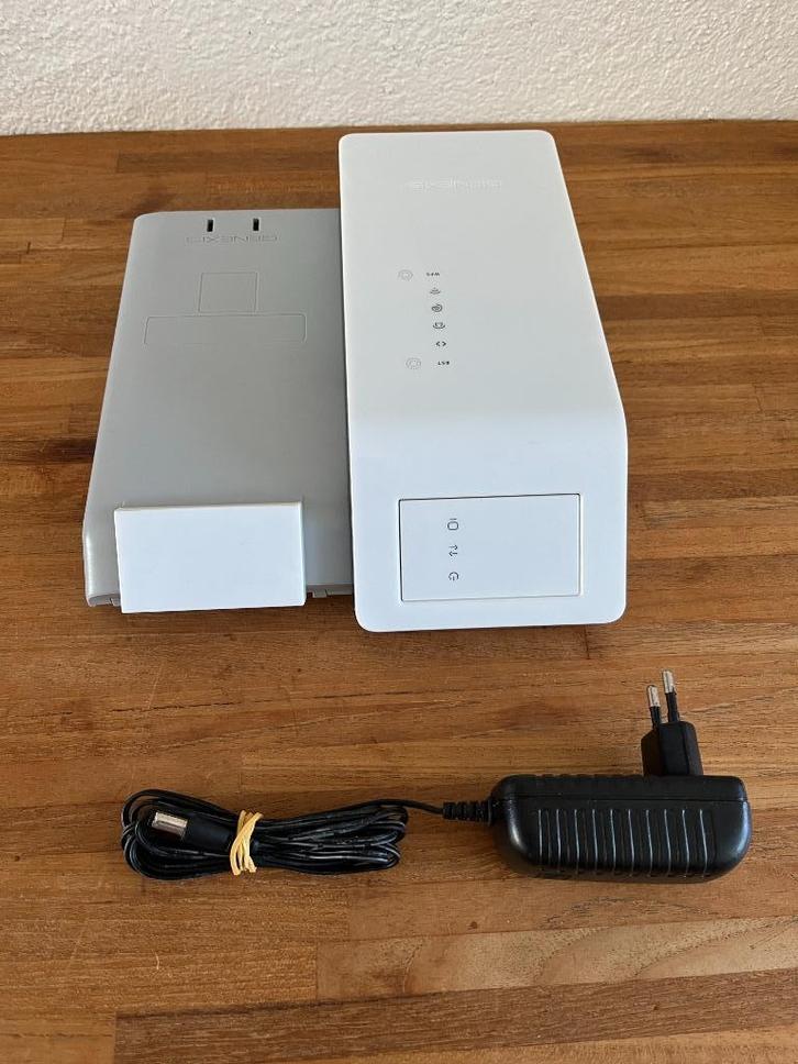 Genexis Hybrid router . Element P2013 + LIVE! Titanium-42, Computers en Software, Routers en Modems, Gebruikt, Ophalen of Verzenden