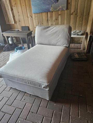 Mooie grijze loungebank beschikbaar voor biedingen