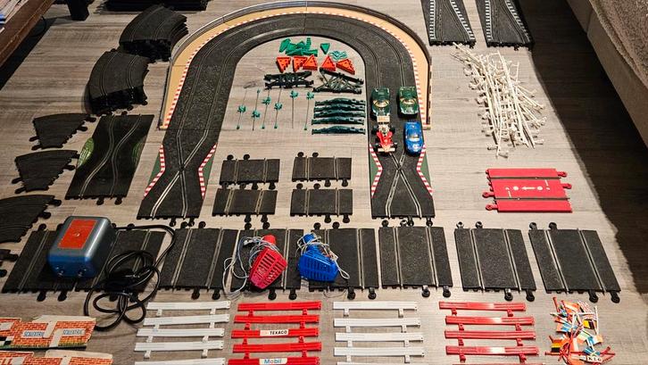 Scalextric racebaan..89 baandelen..veel toebehoren, Kinderen en Baby's, Speelgoed | Racebanen, Zo goed als nieuw, Racebaan, Elektrisch