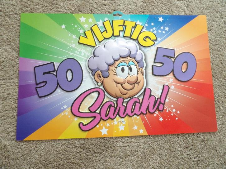 NIEUW plastic SARA bord 50 jaar afmeting 58 X 37 CM, Hobby en Vrije tijd, Feestartikelen, Nieuw, Versiering, Abraham of Sarah