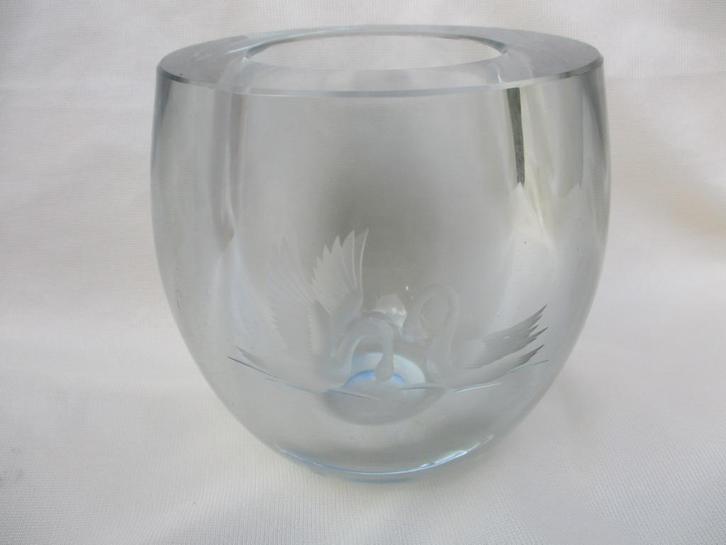 Vaas van dik glas glazen vaas met zwaan zwanen, Antiek en Kunst, Antiek | Glas en Kristal, Ophalen of Verzenden