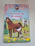 Boek Britt Dekker - Een veulen op de manege, Ophalen of Verzenden, Zo goed als nieuw, Fictie algemeen