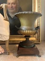 Antieke jardiniere met bajonetsluiting op houten basement., Ophalen