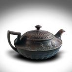Antieke gesigneerde, genummerde theepot met reliëfafbeelding, Verzenden