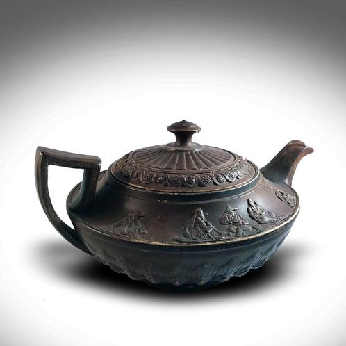Antieke gesigneerde, genummerde theepot met reliëfafbeelding, Antiek en Kunst, Antiek | Servies los, Verzenden