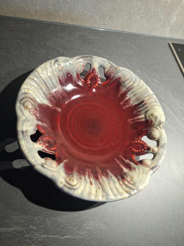 West Germany Schaal Diep Rood/Creme met Relief, Antiek en Kunst, Antiek | Schalen, Ophalen of Verzenden