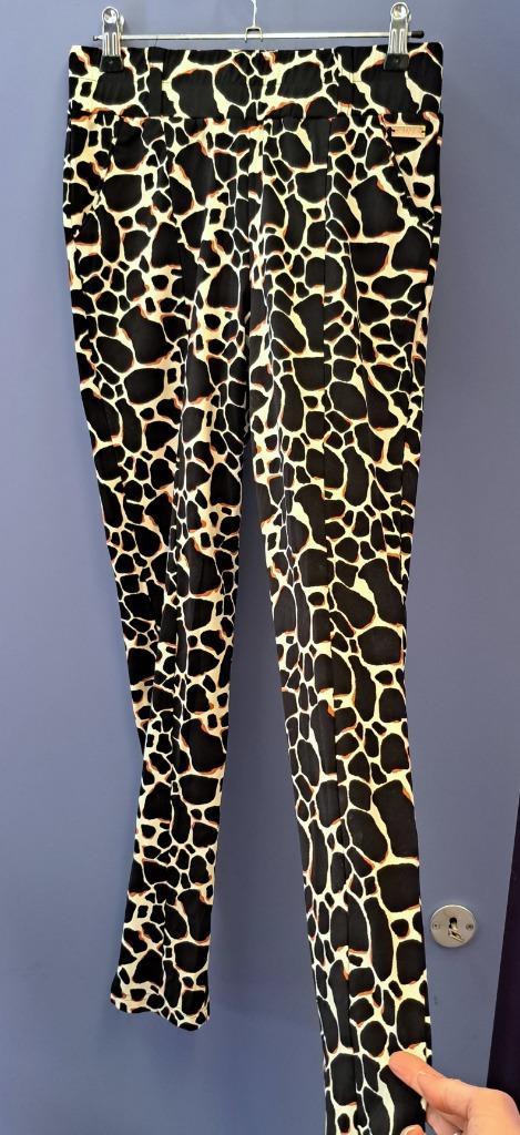AIMÉ travelstof broek met giraffeprint – maat XS artnr 48769, Kleding | Dames, Broeken en Pantalons, Zo goed als nieuw, Maat 34 (XS) of kleiner