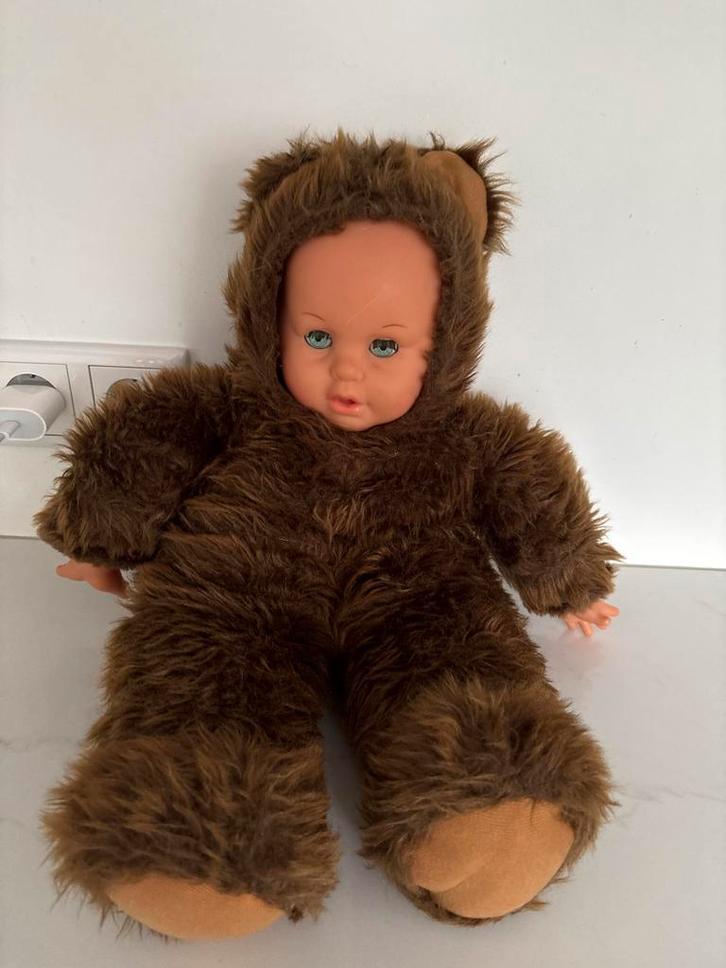 Schattige babypop in berenpak Anna geddes, Kinderen en Baby's, Speelgoed | Poppen, Gebruikt, Babypop, Ophalen of Verzenden